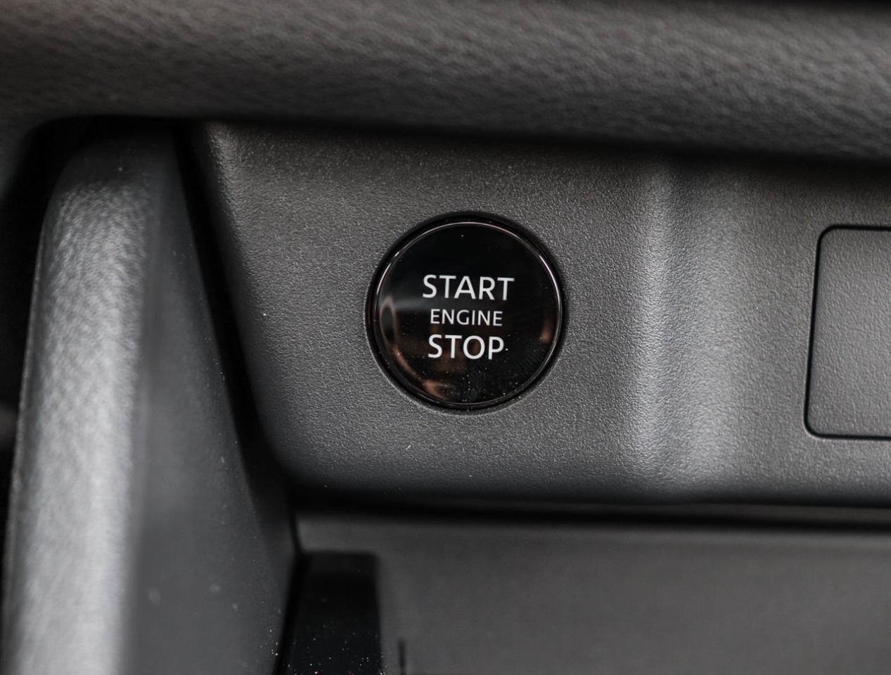 2025 Nissan Rogue SV Moonroof ALMOST NO KM'S Photo