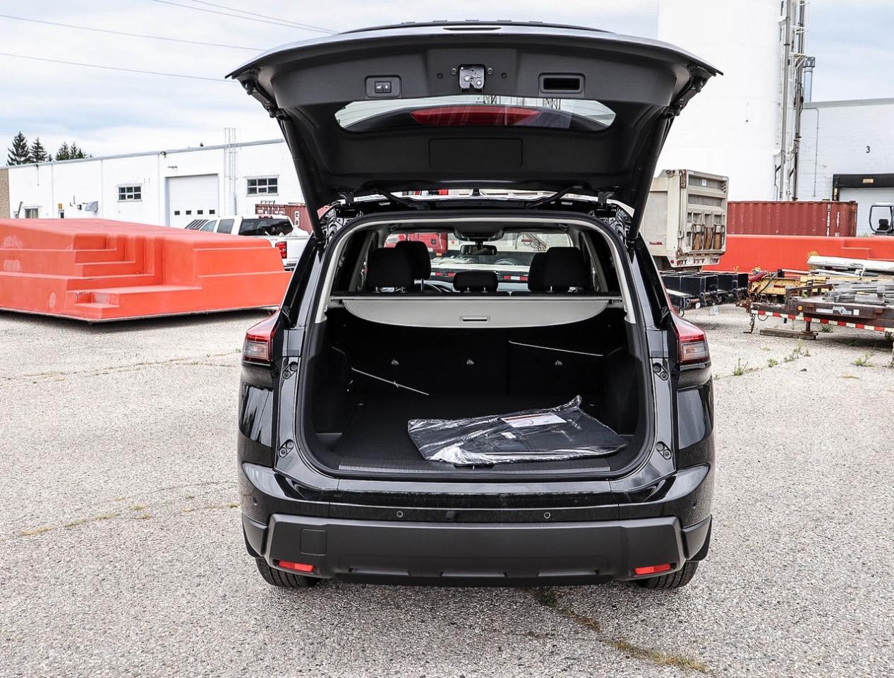 2025 Nissan Rogue SV Moonroof ALMOST NO KM'S Photo