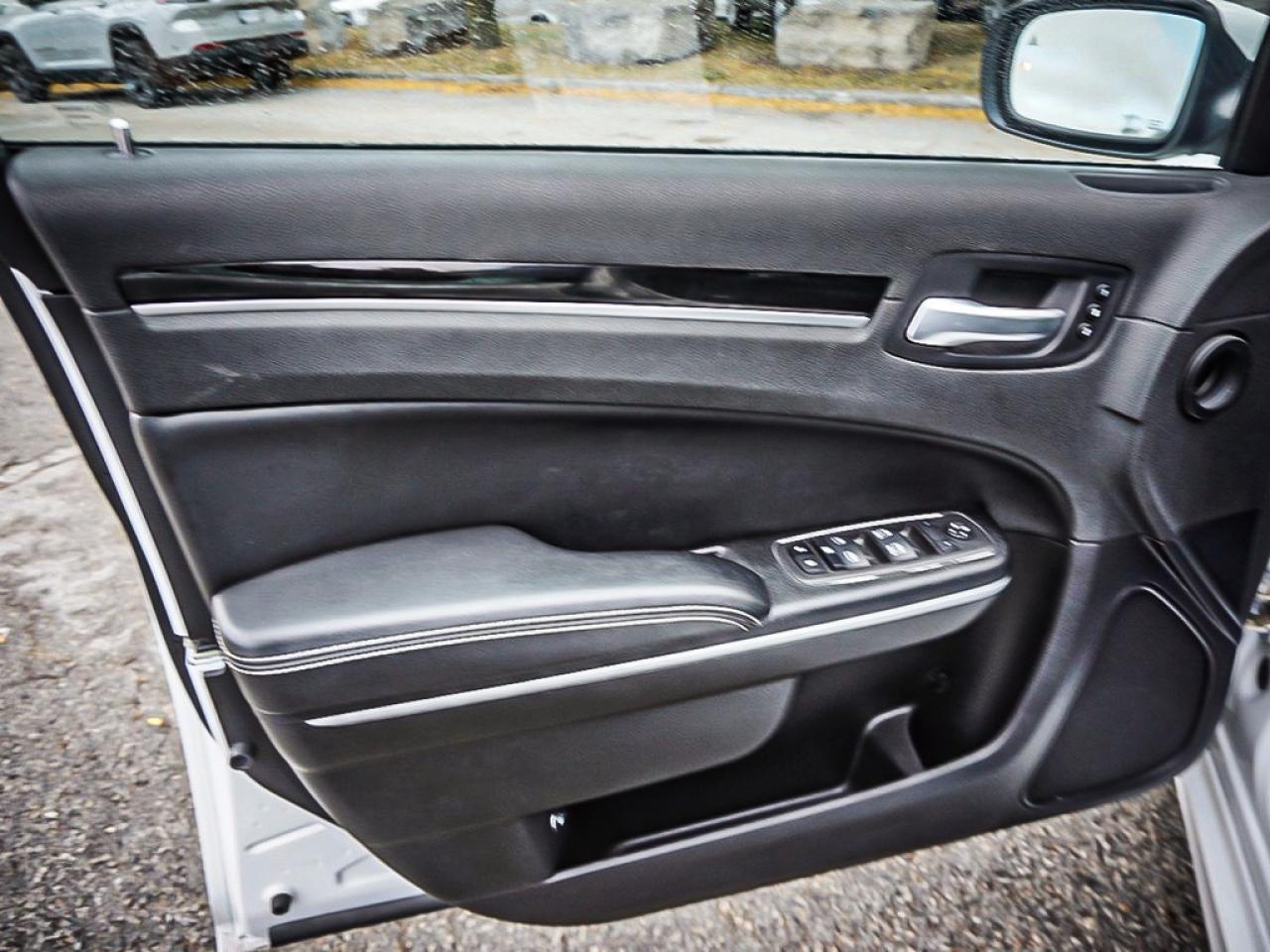 2023 Chrysler 300  Photo