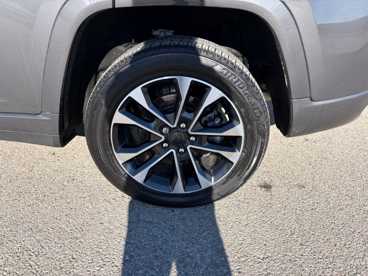 2022 Jeep Grand Cherokee 4xe Overland 4dr 4x4 Photo3