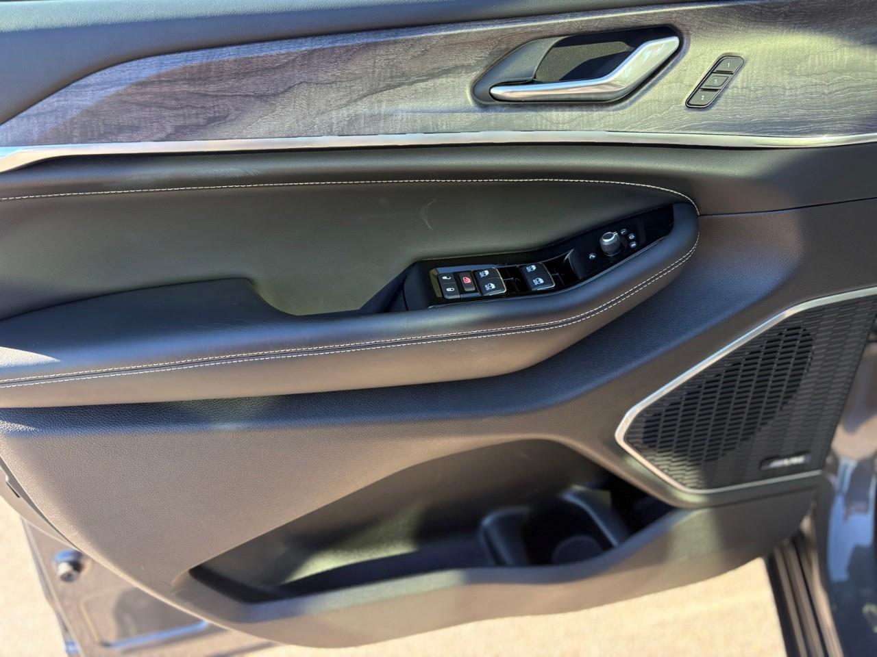 2022 Jeep Grand Cherokee 4xe Overland 4dr 4x4 Photo