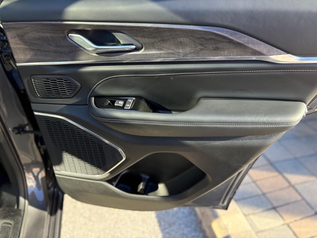 2022 Jeep Grand Cherokee 4xe Overland 4dr 4x4 Photo