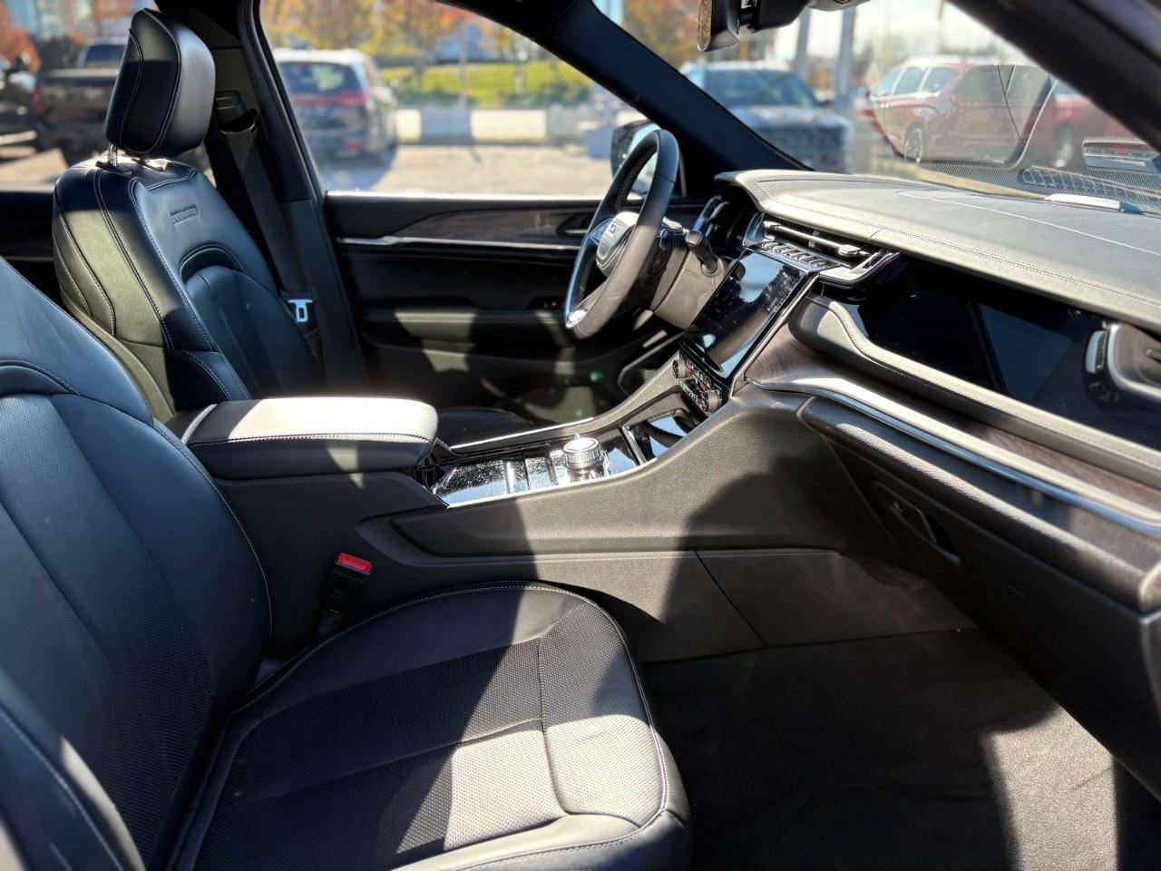 2022 Jeep Grand Cherokee 4xe Overland 4dr 4x4 Photo