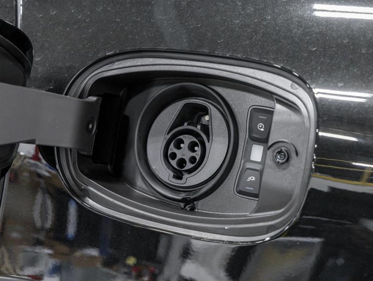 2025 Porsche Cayenne  Photo