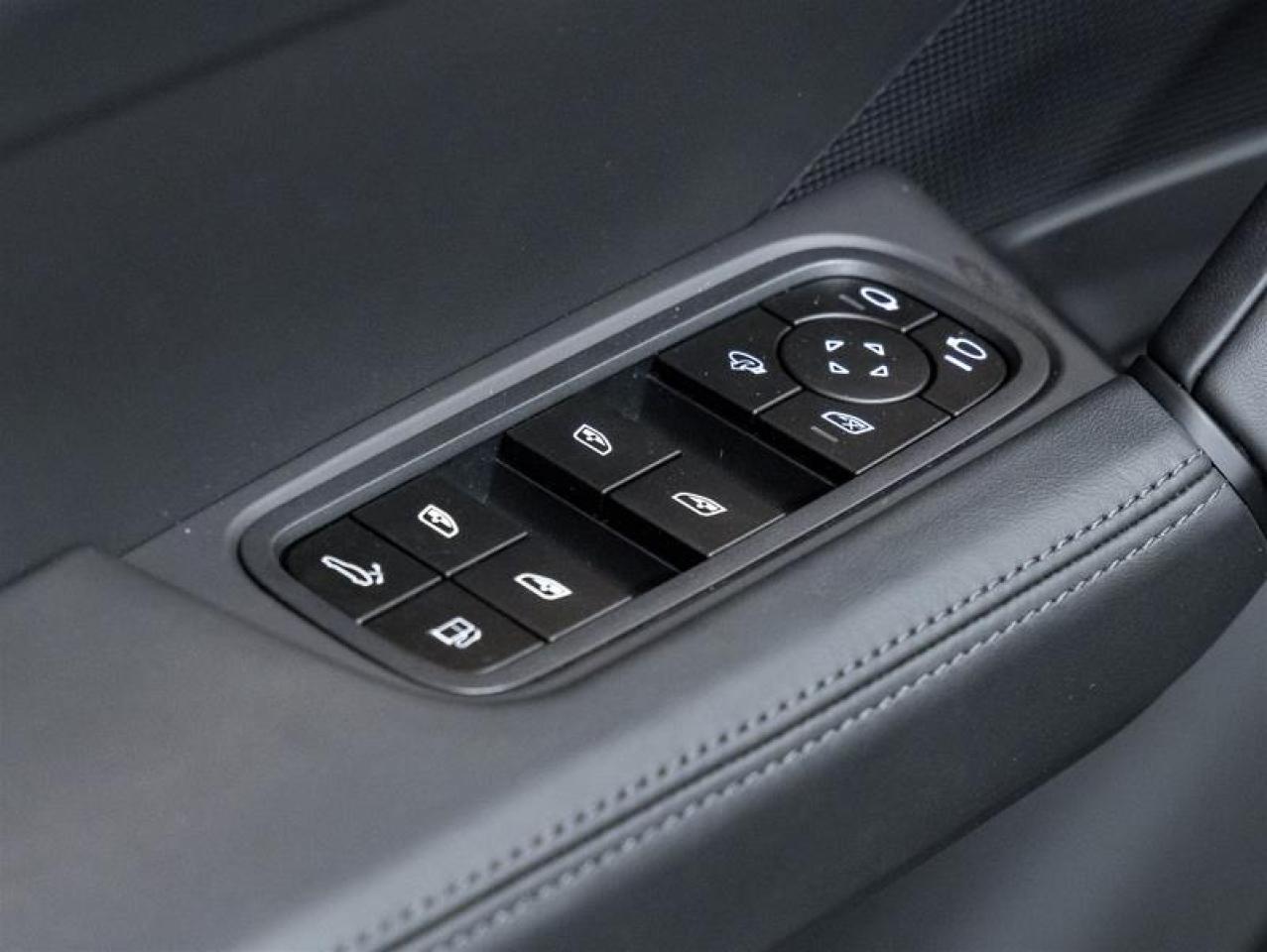 2025 Porsche Cayenne  Photo