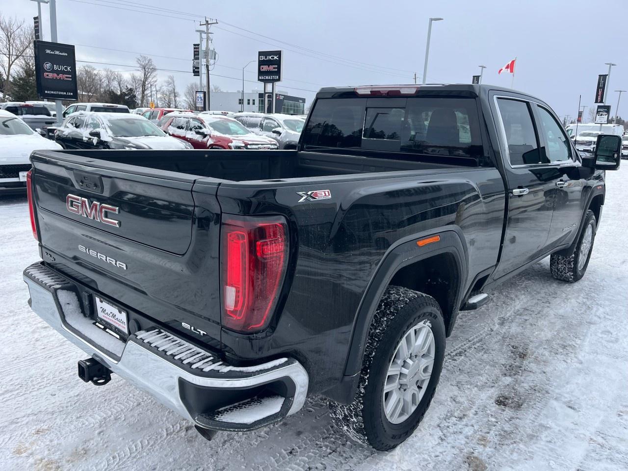 2022 GMC SIERRA 2500HD 4WD Crew Cab Standard Box SLT Photo