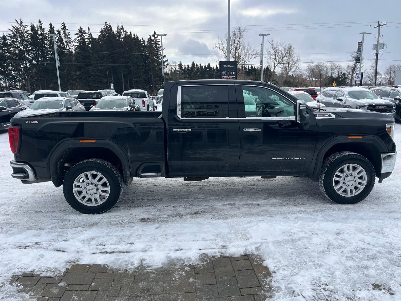 2022 GMC SIERRA 2500HD 4WD Crew Cab Standard Box SLT Photo