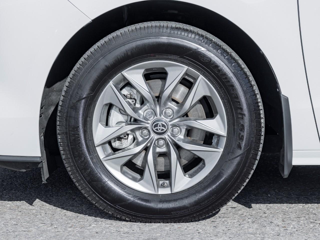 2025 Toyota Sienna  Photo3