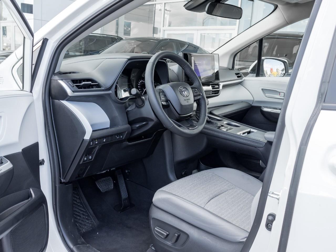 2025 Toyota Sienna  Photo