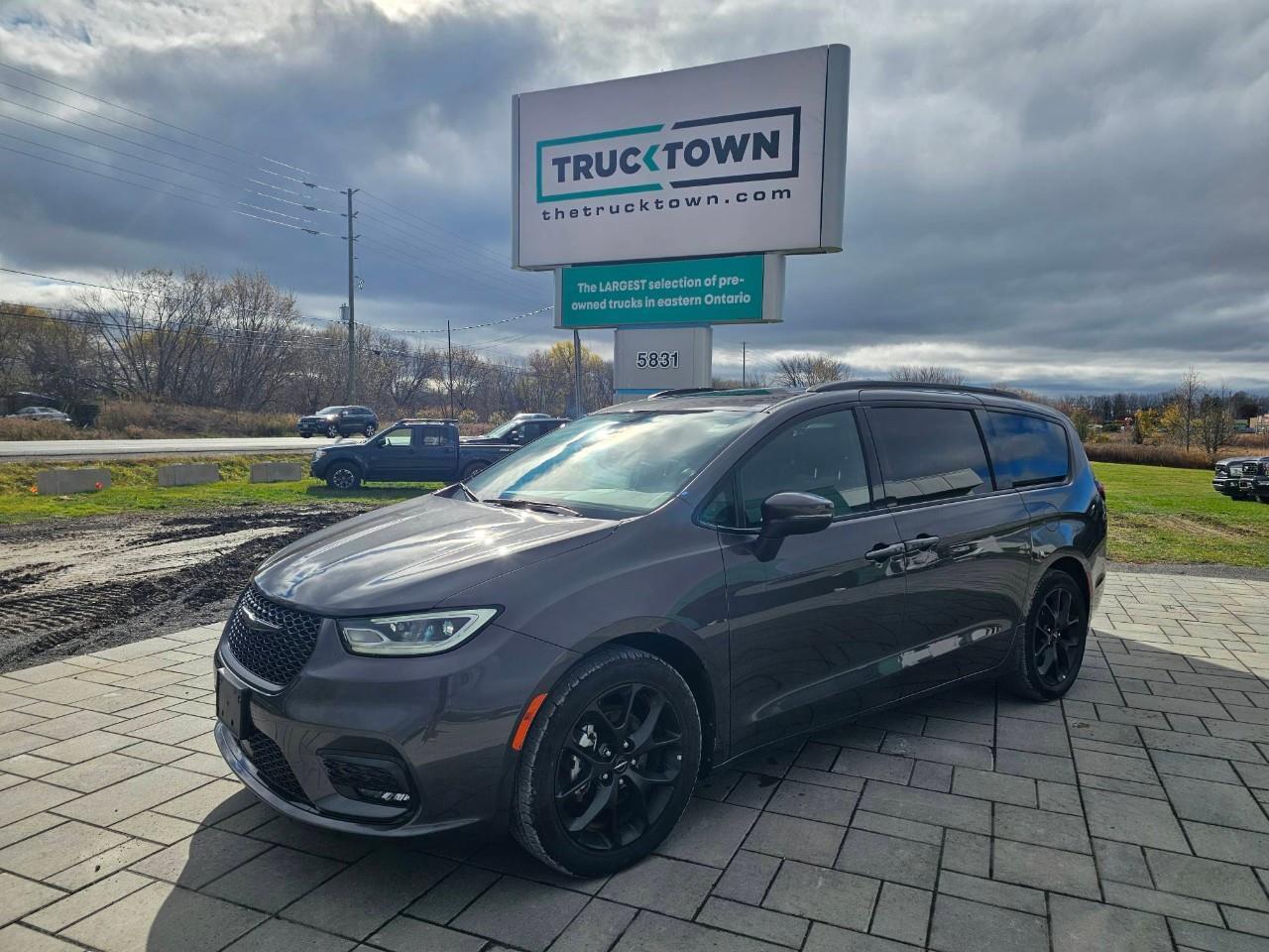 2023 Chrysler Pacifica Touring-L Front-Wheel Drive Passenger Van Photo0