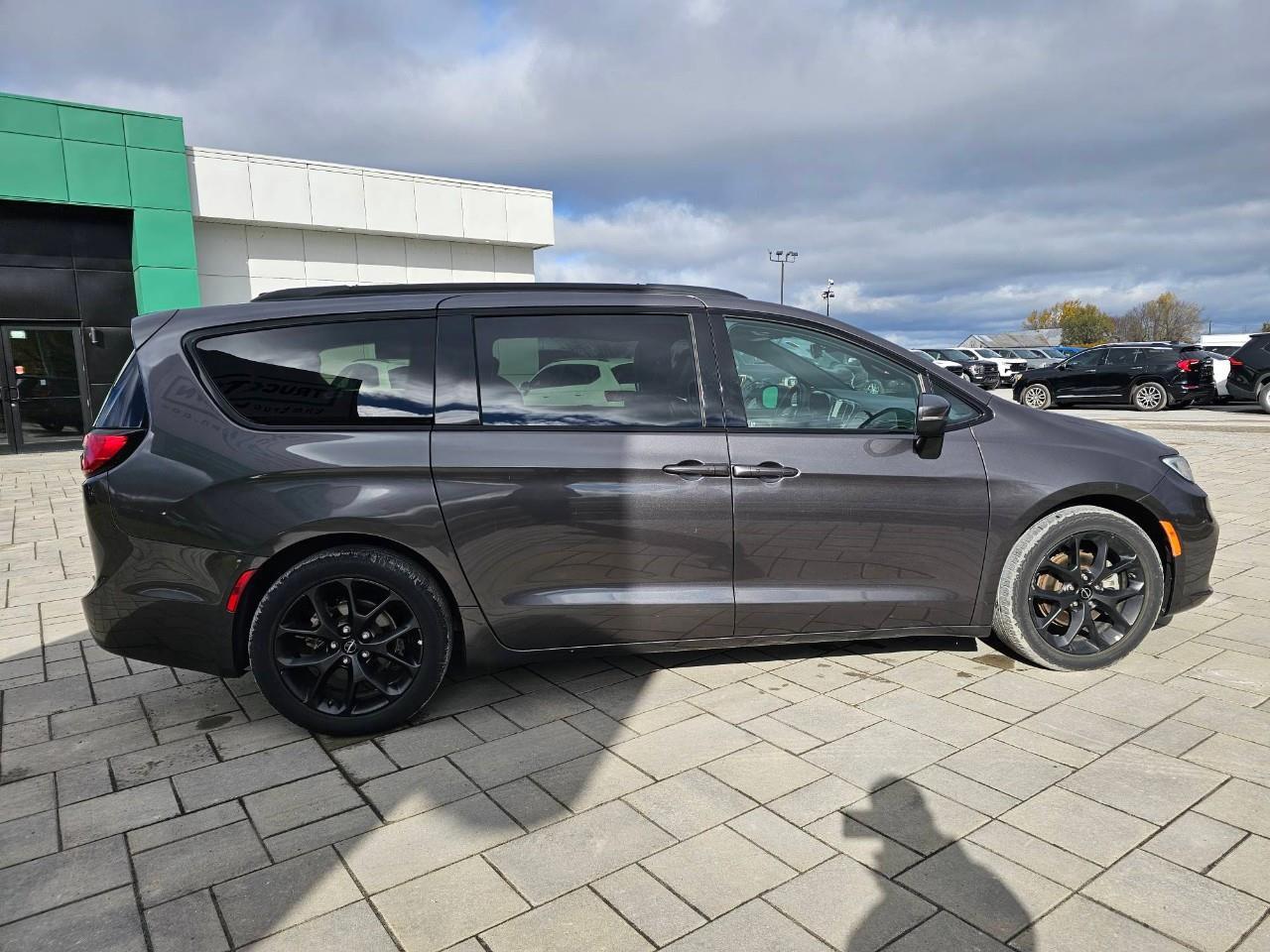 2023 Chrysler Pacifica Touring-L Front-Wheel Drive Passenger Van Photo