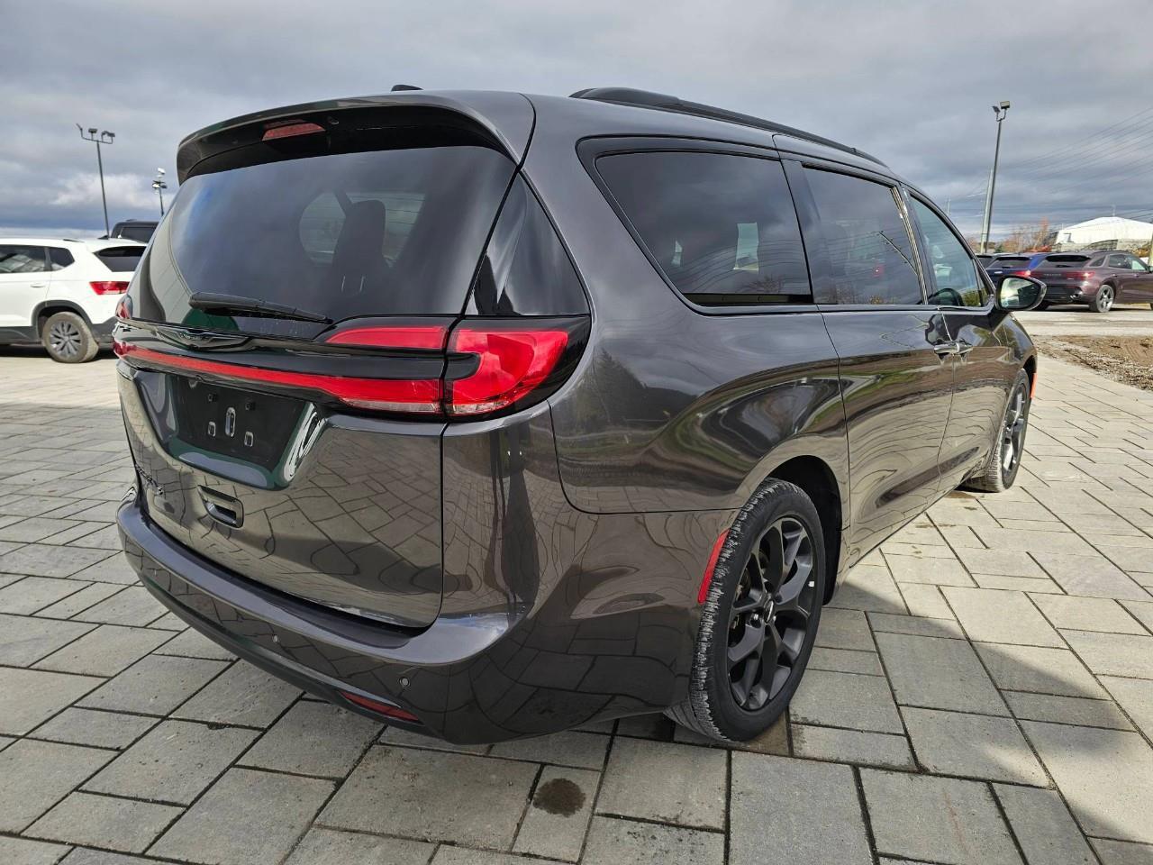 2023 Chrysler Pacifica Touring-L Front-Wheel Drive Passenger Van Photo4