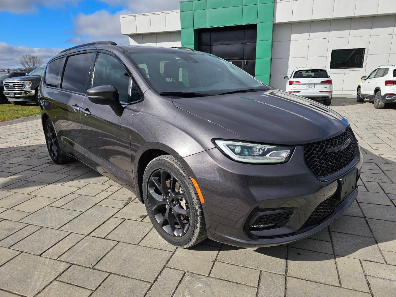 2023 Chrysler Pacifica Touring-L Front-Wheel Drive Passenger Van Photo2