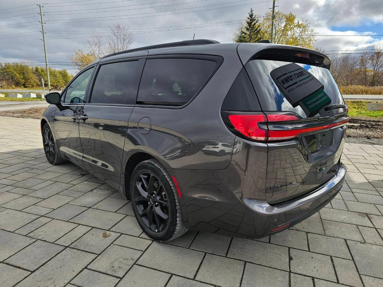 2023 Chrysler Pacifica Touring-L Front-Wheel Drive Passenger Van Photo