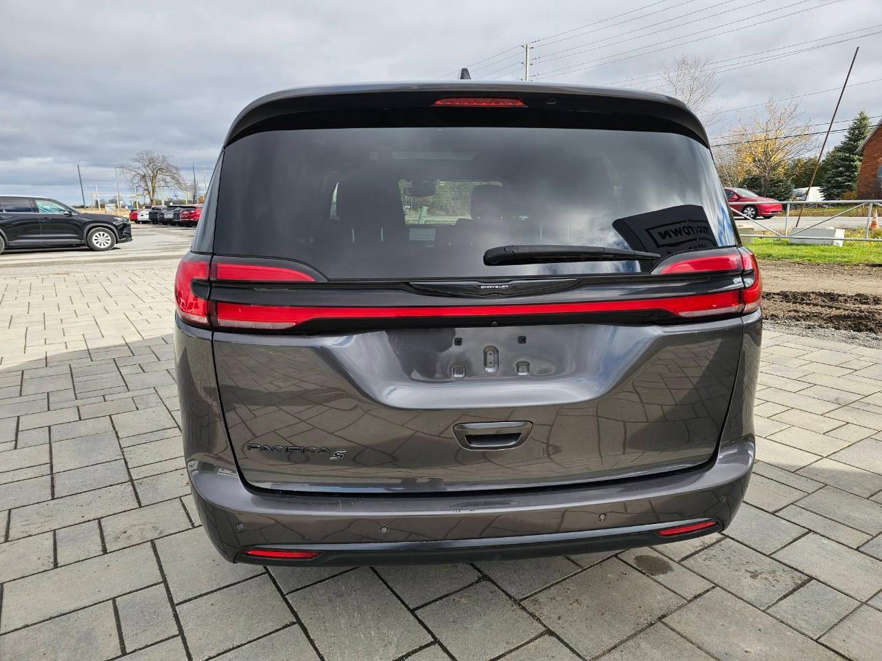 2023 Chrysler Pacifica Touring-L Front-Wheel Drive Passenger Van Photo