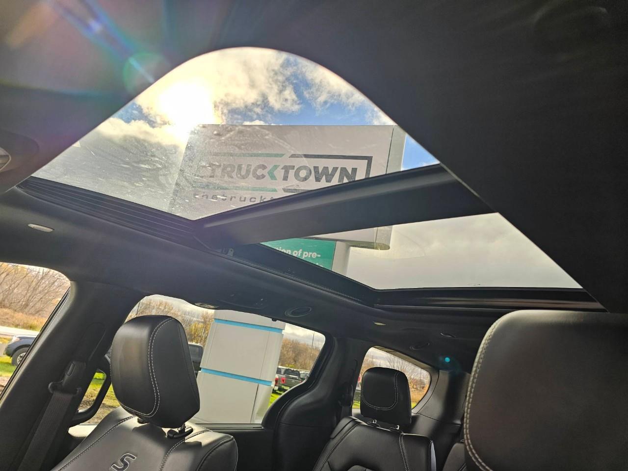 2023 Chrysler Pacifica Touring-L Front-Wheel Drive Passenger Van Photo