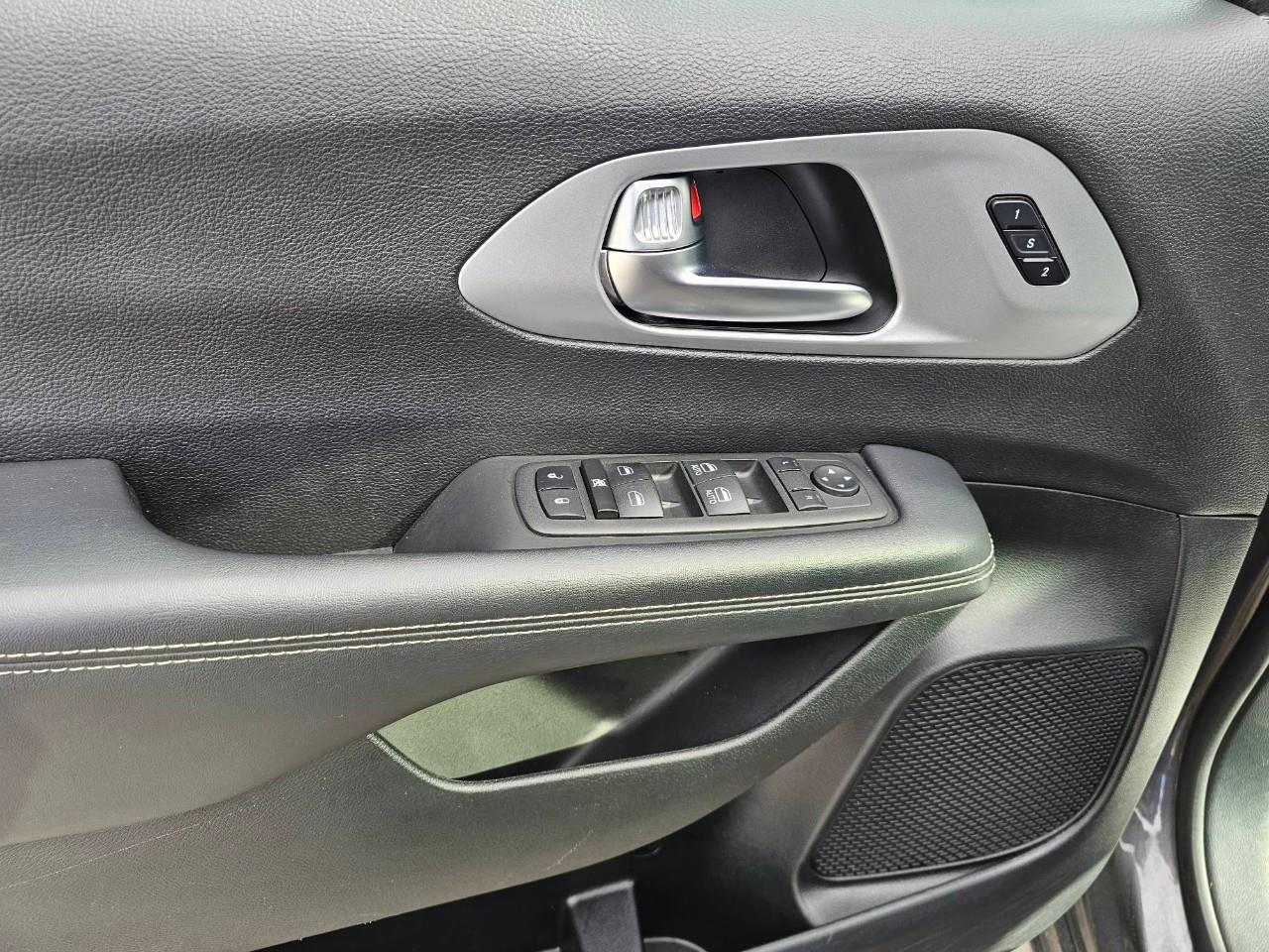 2023 Chrysler Pacifica Touring-L Front-Wheel Drive Passenger Van Photo