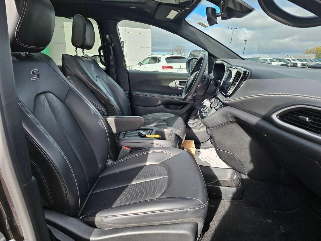 2023 Chrysler Pacifica Touring-L Front-Wheel Drive Passenger Van Photo