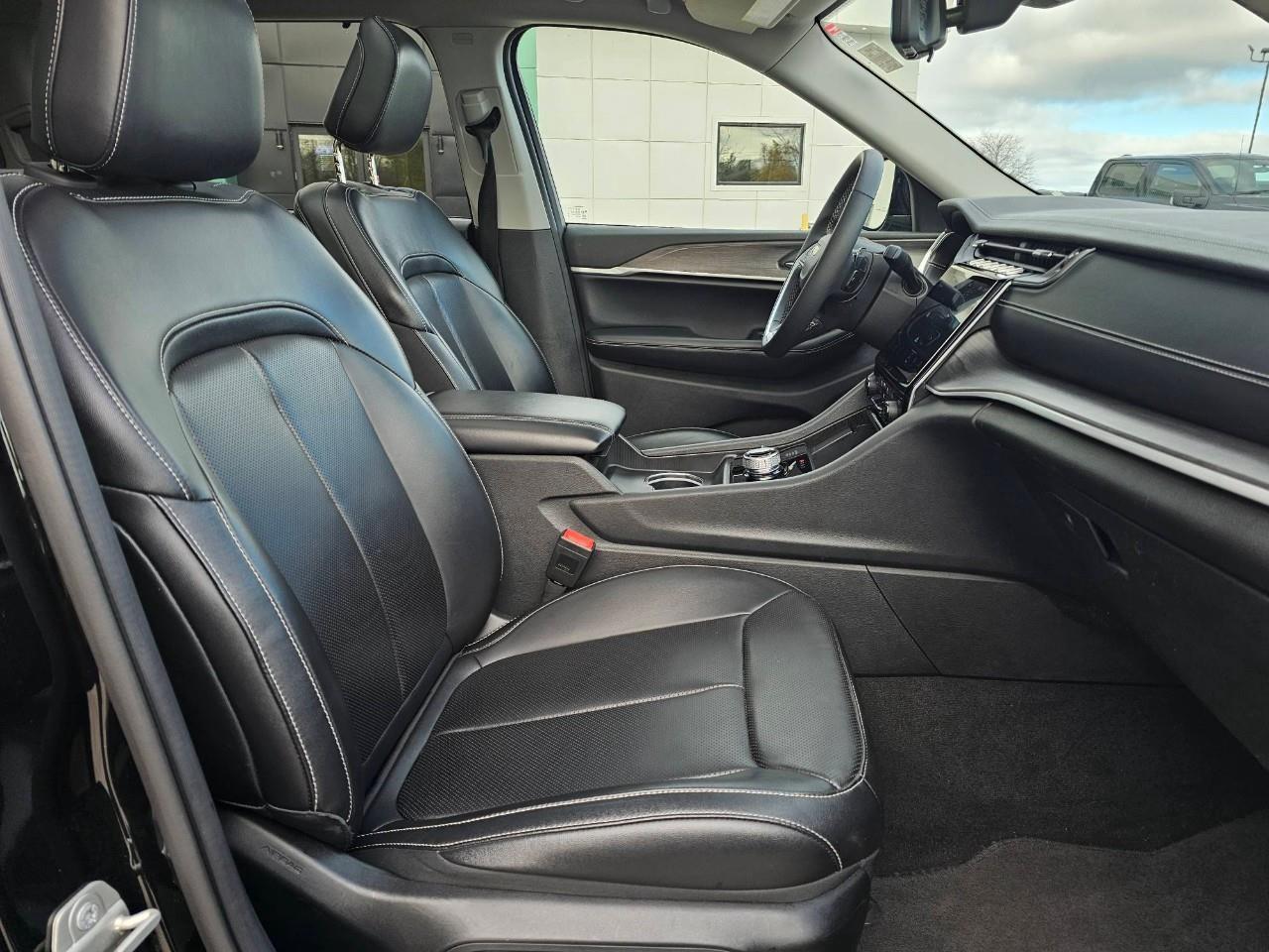 2023 Jeep Grand Cherokee L Limited 4dr 4x4 Photo