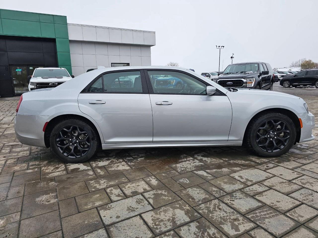2023 Chrysler 300 Touring-L 4dr All-Wheel Drive Sedan Photo3