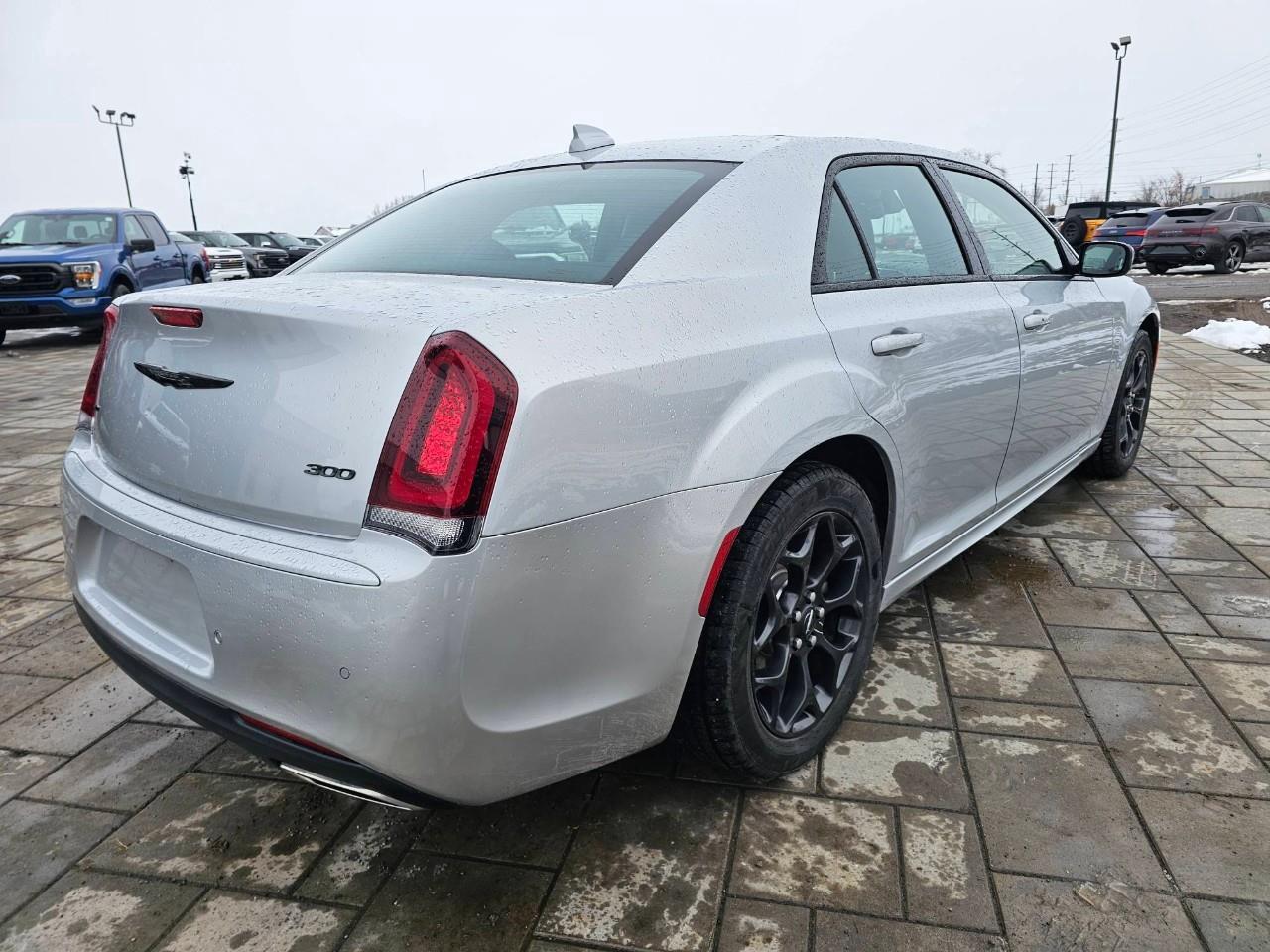 2023 Chrysler 300 Touring-L 4dr All-Wheel Drive Sedan Photo4