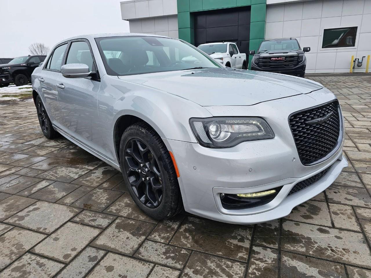 2023 Chrysler 300 Touring-L 4dr All-Wheel Drive Sedan Photo2