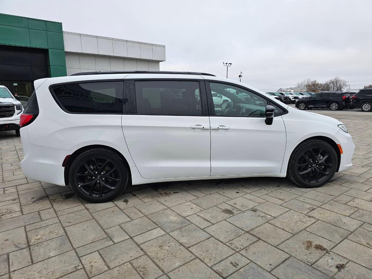 2024 Chrysler Pacifica Touring-L Front-Wheel Drive Passenger Van Photo3