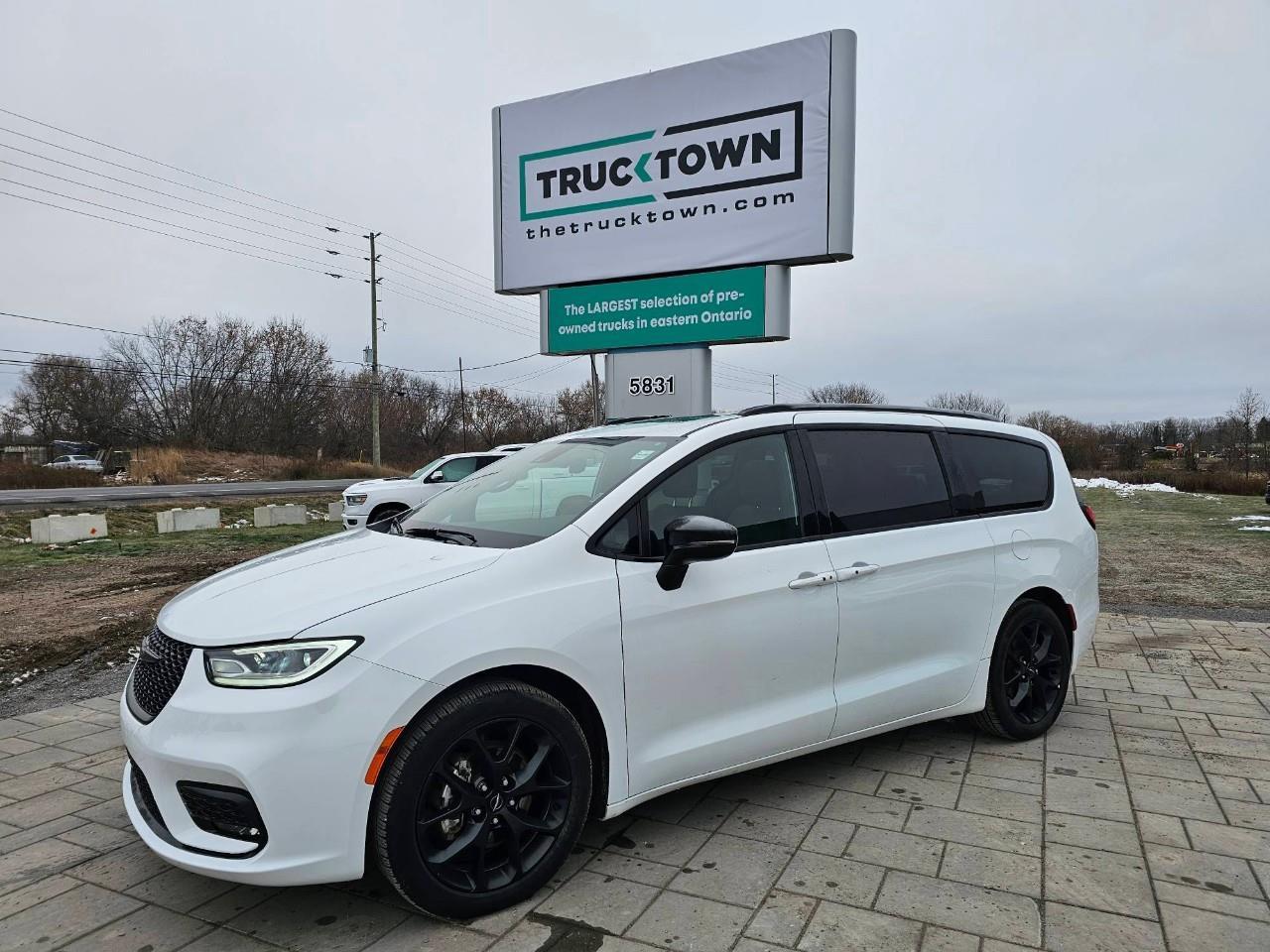 2024 Chrysler Pacifica Touring-L Front-Wheel Drive Passenger Van Photo