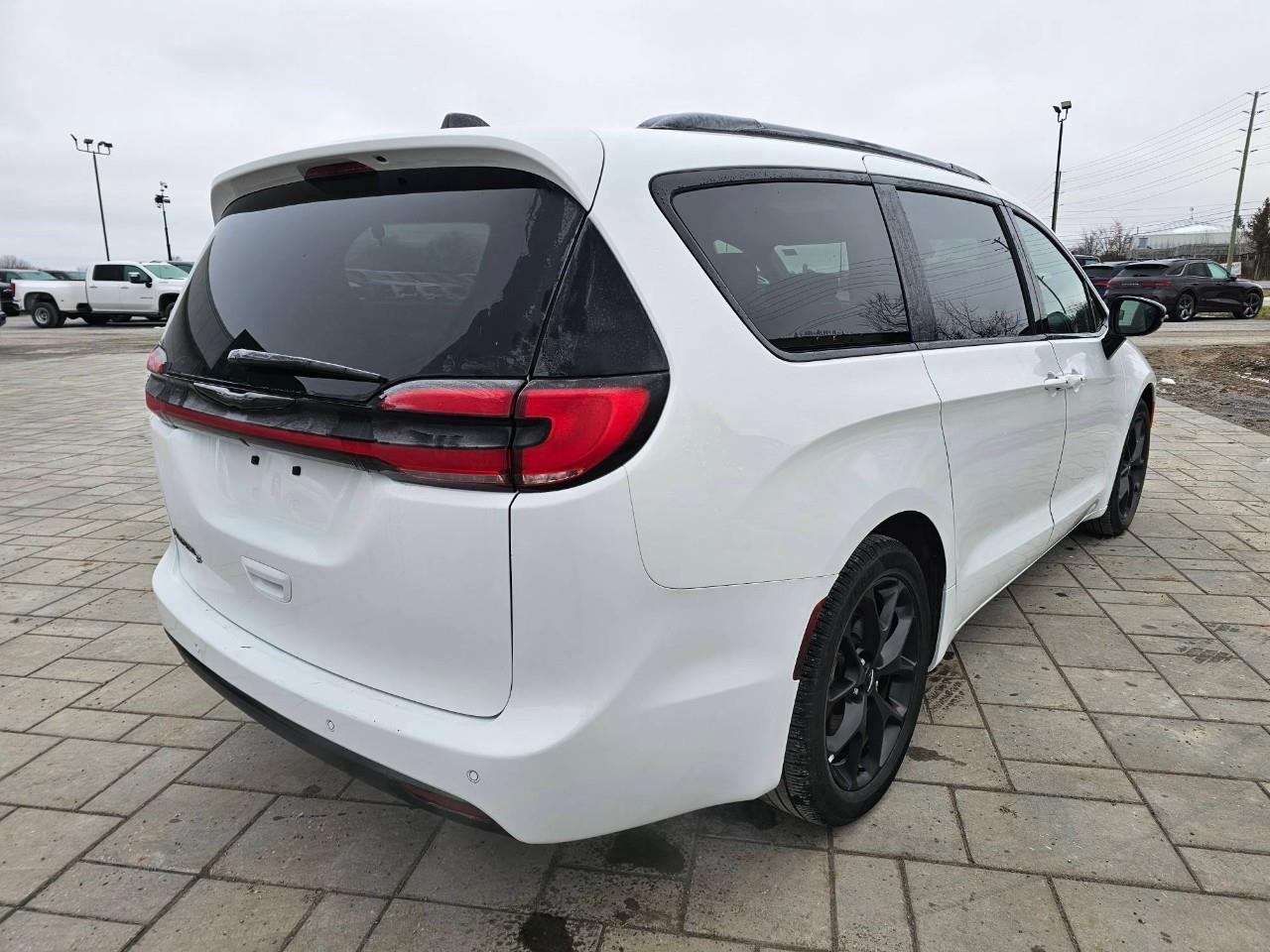 2024 Chrysler Pacifica Touring-L Front-Wheel Drive Passenger Van Photo