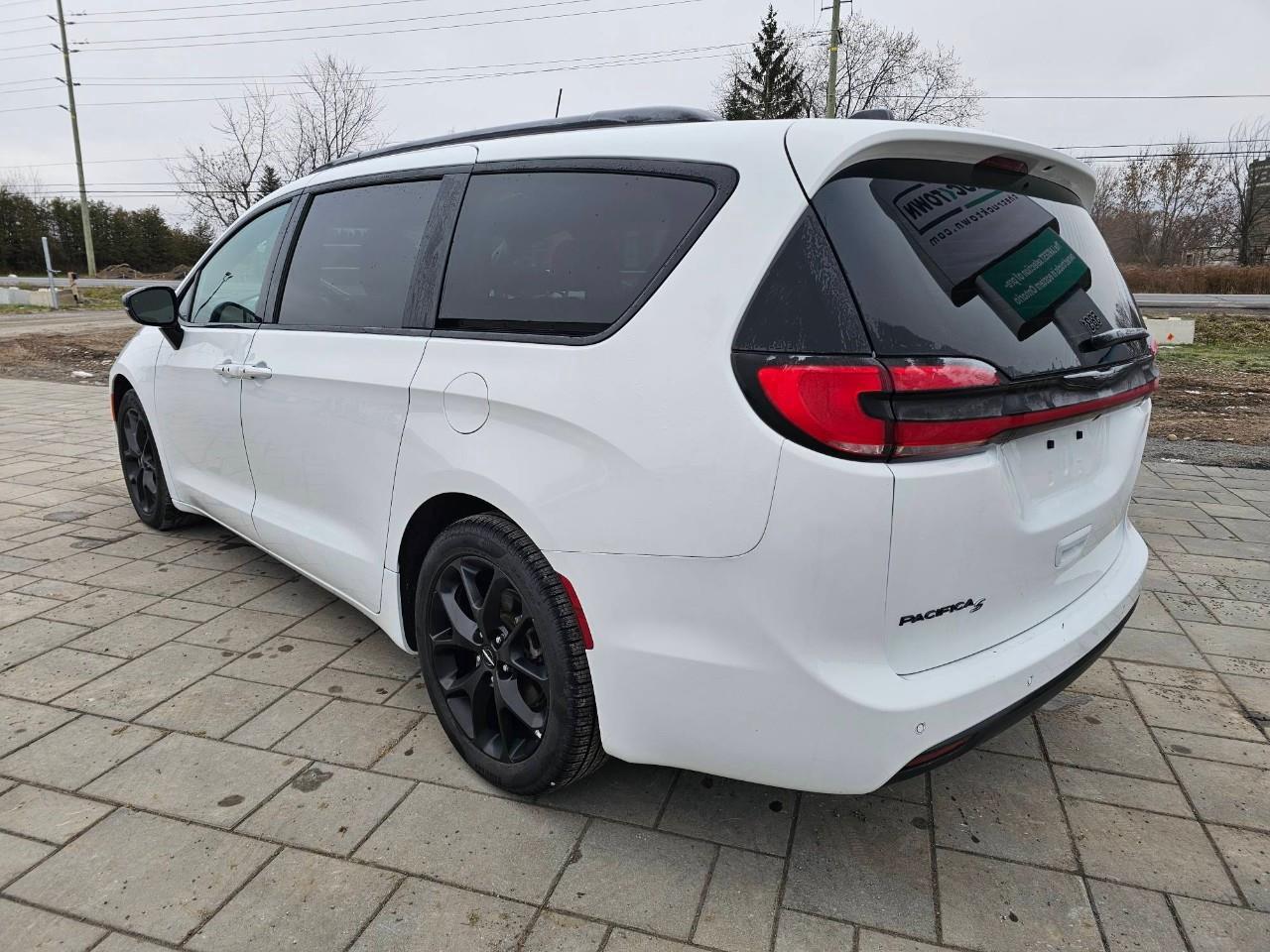 2024 Chrysler Pacifica Touring-L Front-Wheel Drive Passenger Van Photo