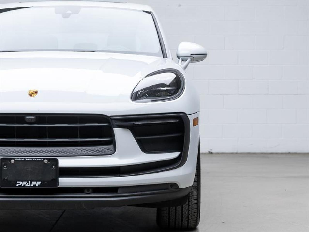 2023 Porsche Macan  Photo3