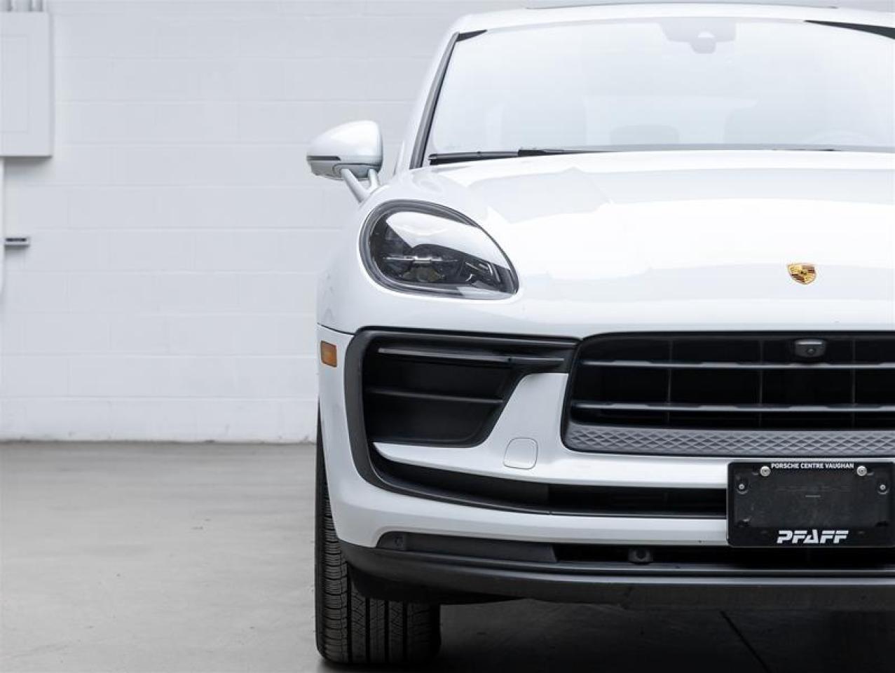 2023 Porsche Macan  Photo2