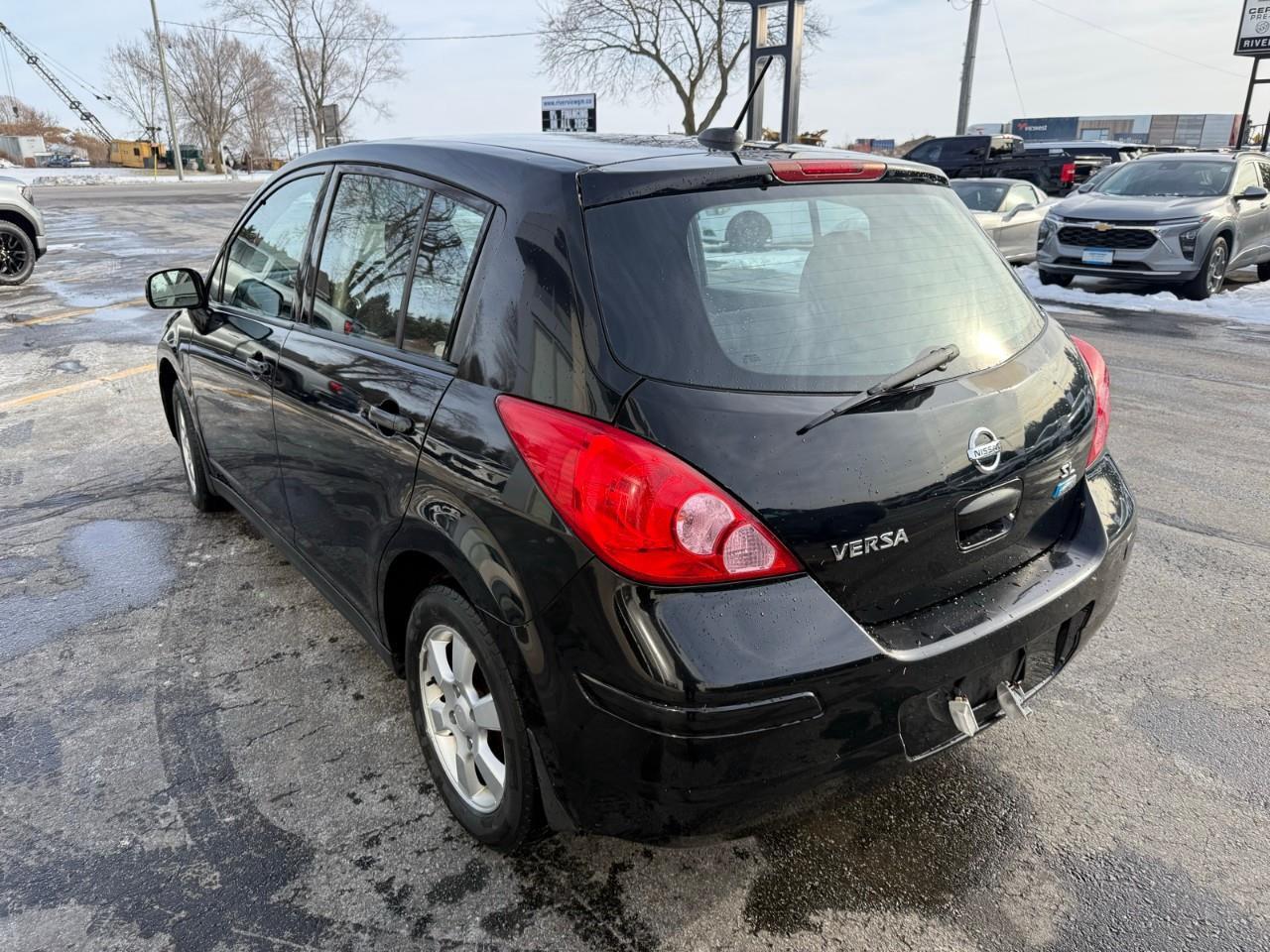 2011 Nissan Versa  Photo