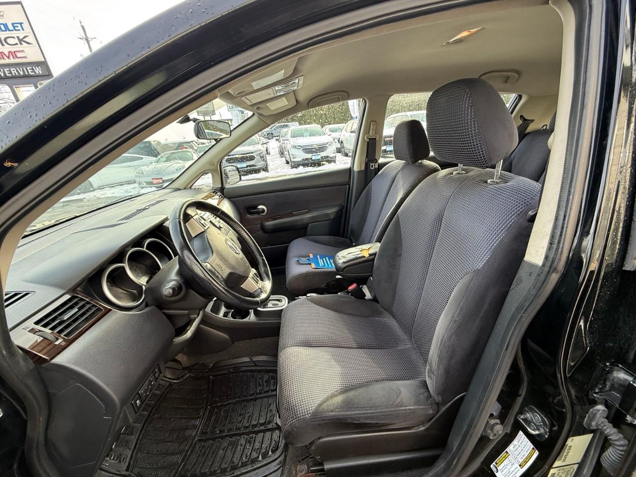 2011 Nissan Versa  Photo