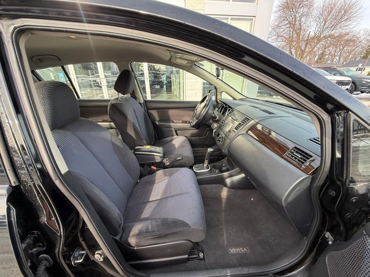 2011 Nissan Versa  Photo