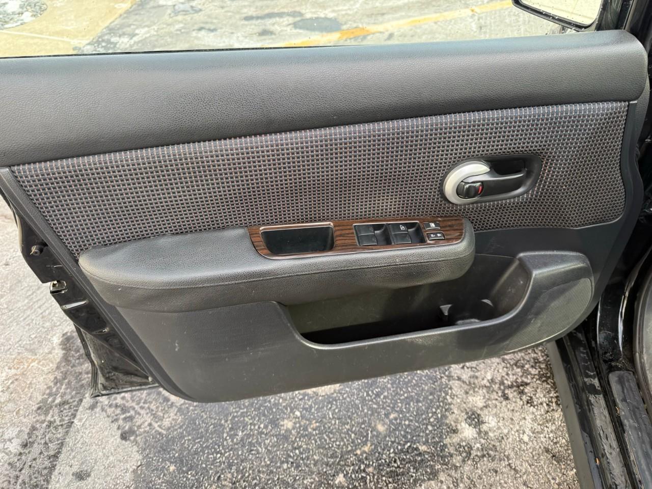 2011 Nissan Versa  Photo