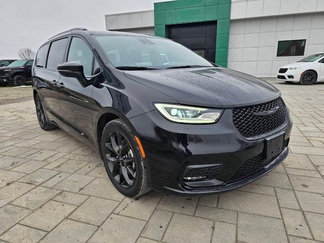 2023 Chrysler Pacifica Touring-L Front-Wheel Drive Passenger Van Photo