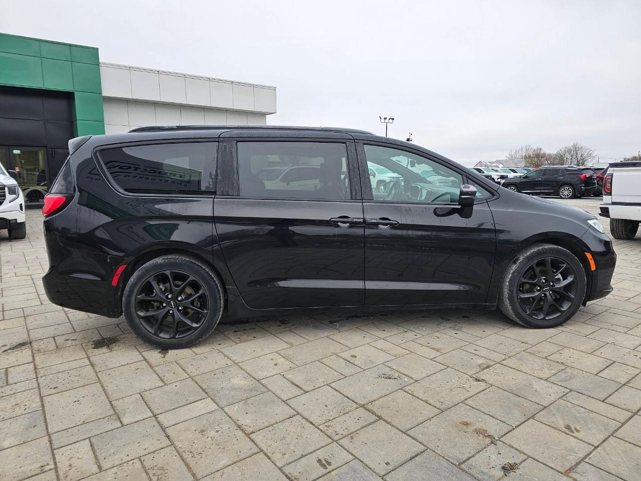 2023 Chrysler Pacifica Touring-L Front-Wheel Drive Passenger Van Photo3