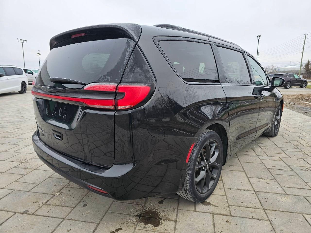 2023 Chrysler Pacifica Touring-L Front-Wheel Drive Passenger Van Photo