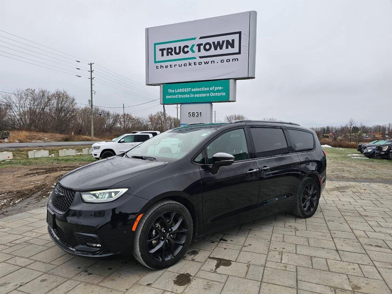 2023 Chrysler Pacifica Touring-L Front-Wheel Drive Passenger Van Photo0