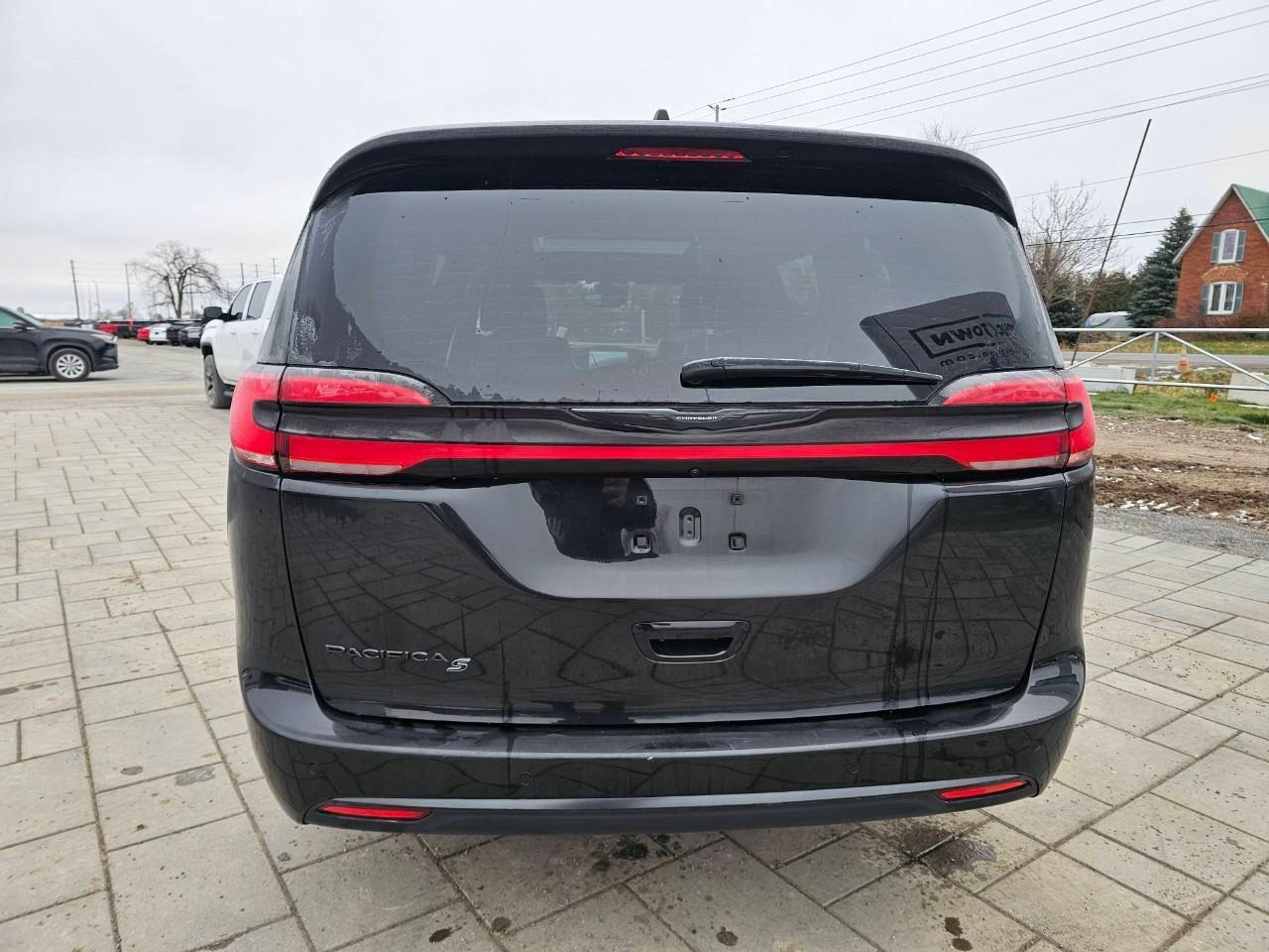 2023 Chrysler Pacifica Touring-L Front-Wheel Drive Passenger Van Photo