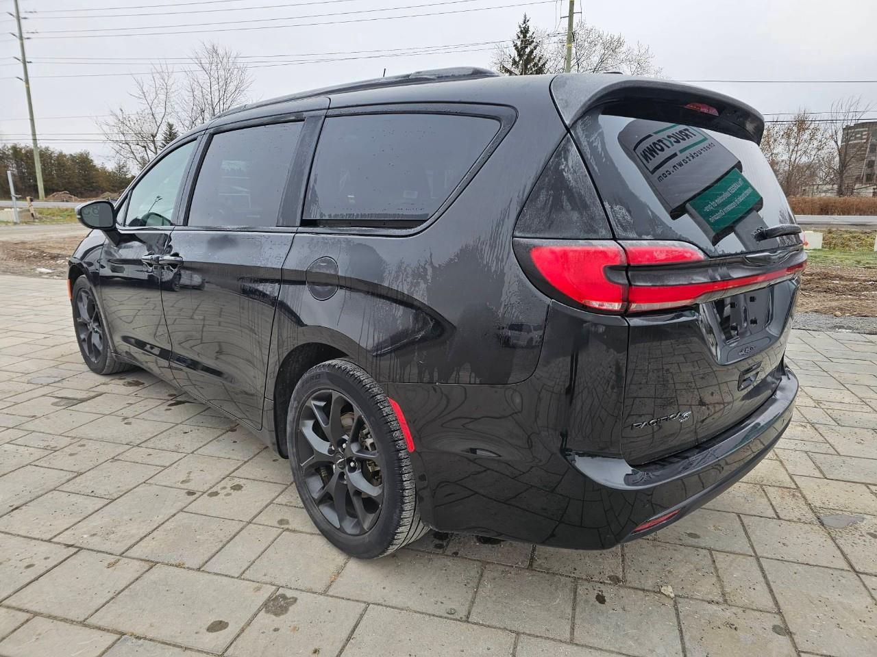2023 Chrysler Pacifica Touring-L Front-Wheel Drive Passenger Van Photo