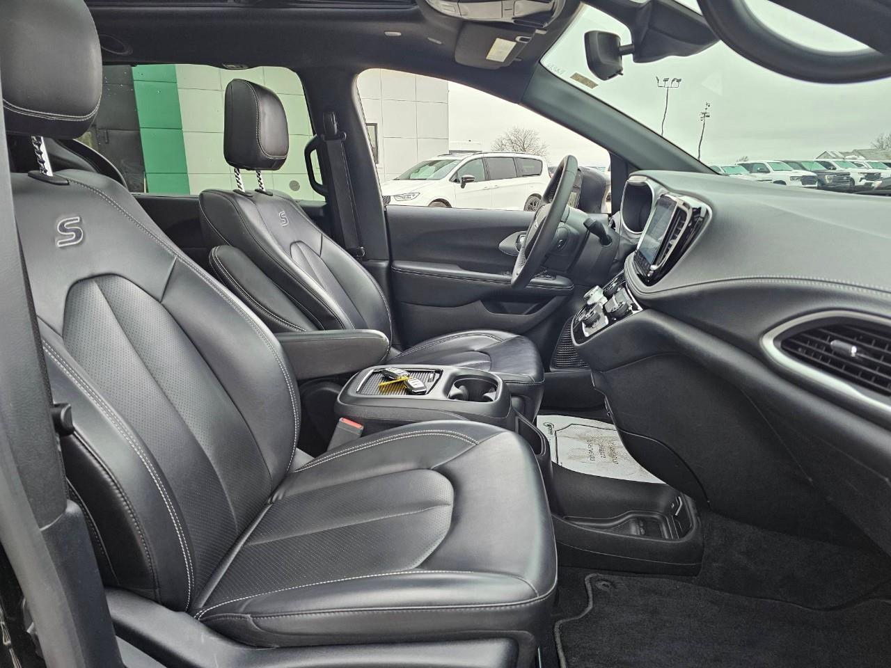 2023 Chrysler Pacifica Touring-L Front-Wheel Drive Passenger Van Photo