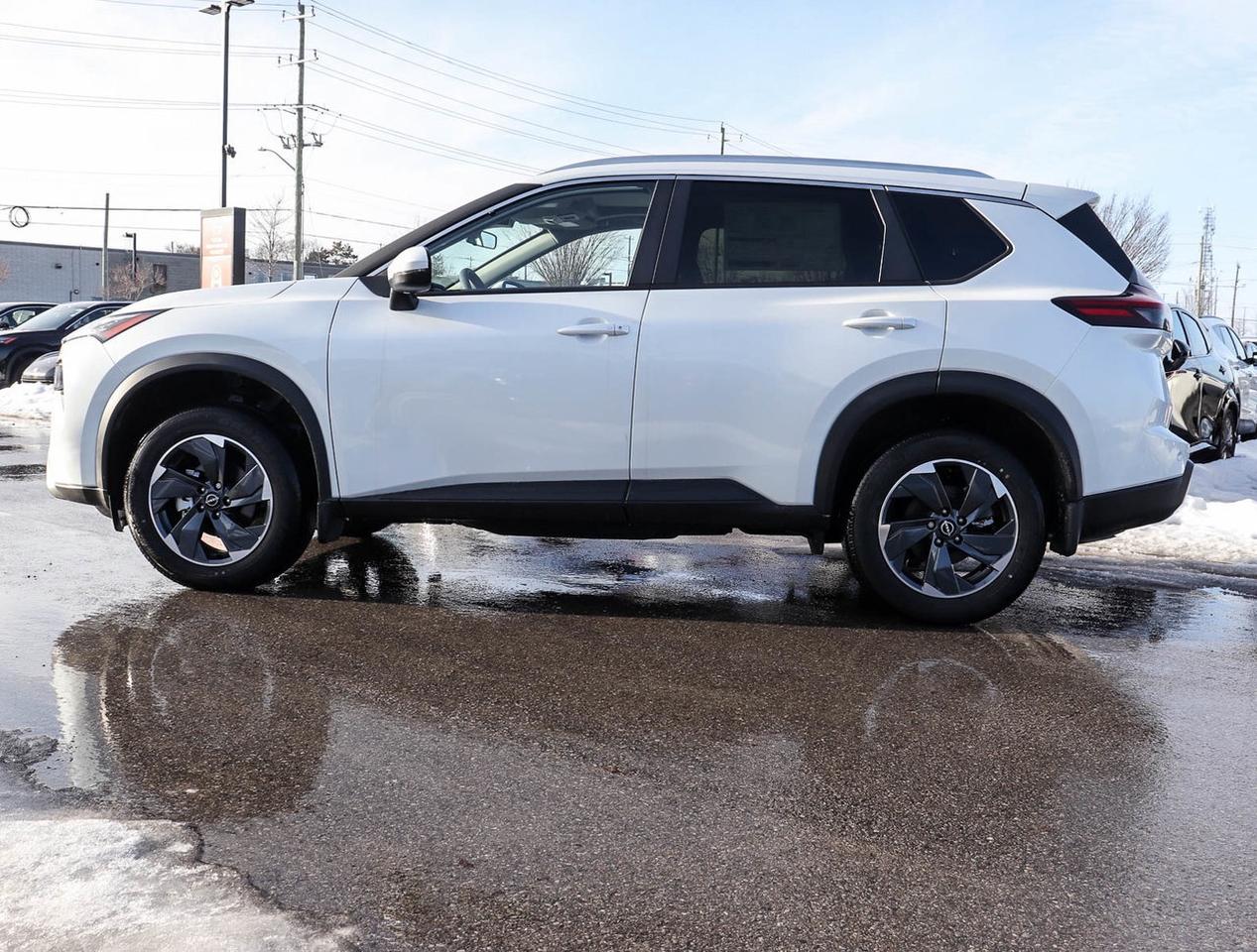 2025 Nissan Rogue SV Moonroof !!! CLEAROUT !!! LOW RATES PANO ROOF Photo4