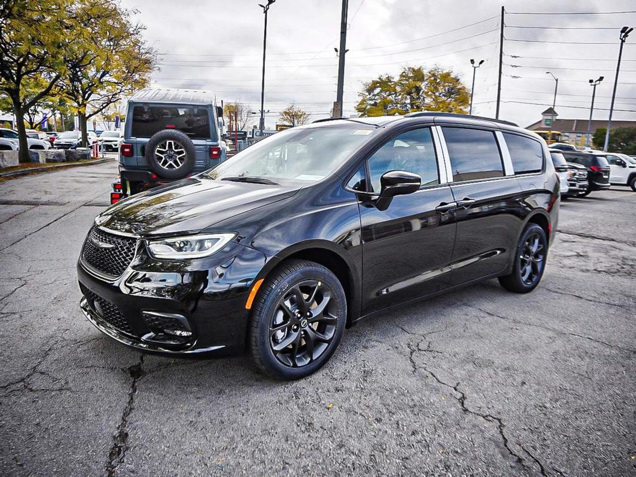 2026 Chrysler Pacifica  Photo4