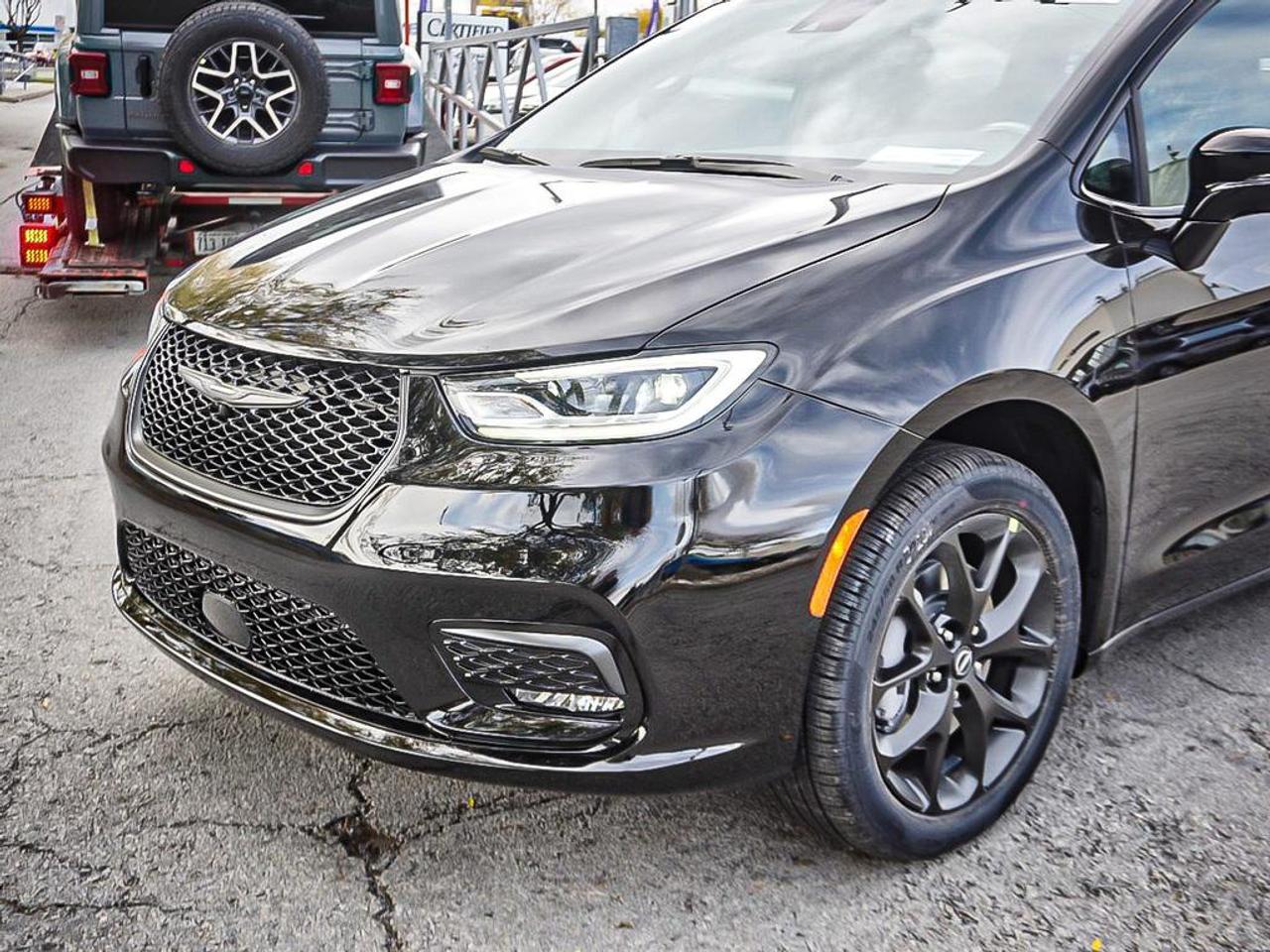 2026 Chrysler Pacifica  Photo3