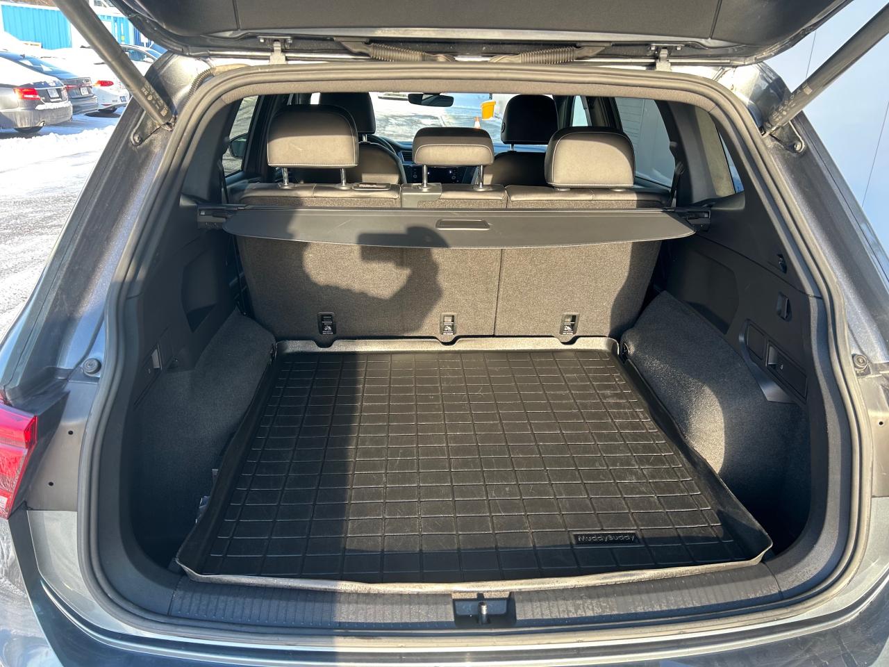 2022 Volkswagen Tiguan Comfortline R-Line Black Edition 4dr All-Wheel Drive 4MOTION Photo4