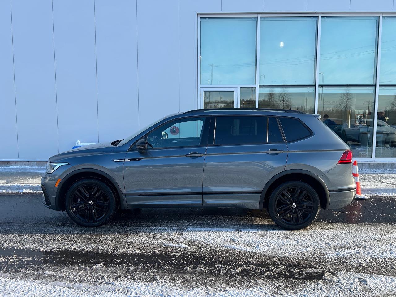 2022 Volkswagen Tiguan Comfortline R-Line Black Edition 4dr All-Wheel Drive 4MOTION Photo