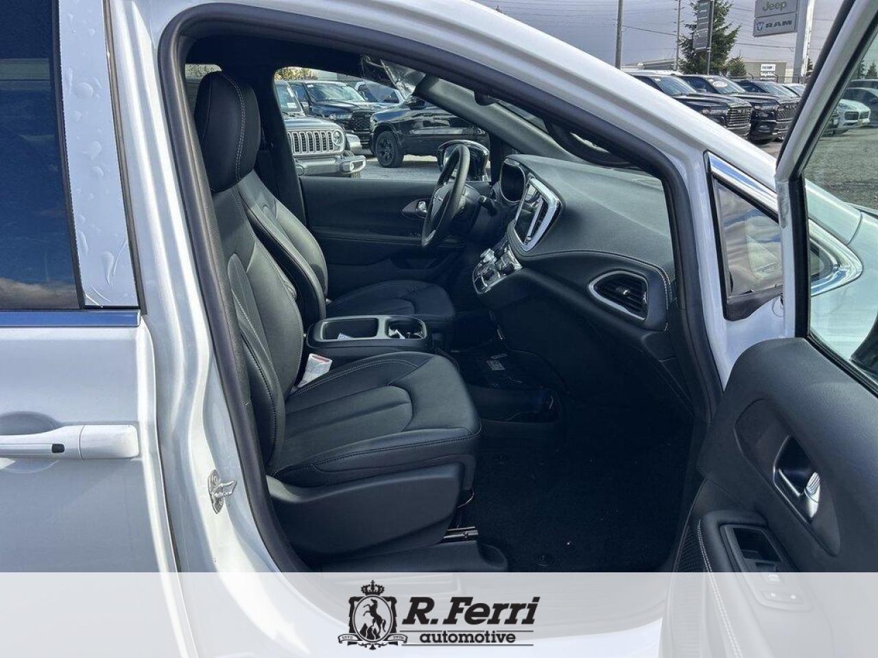 2026 Chrysler Pacifica Select Front-Wheel Drive Passenger Van Photo