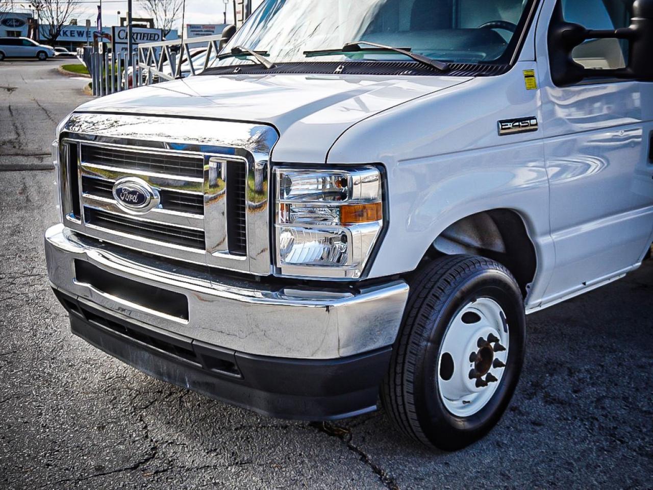 2021 Ford E-Series Cutaway  Photo3